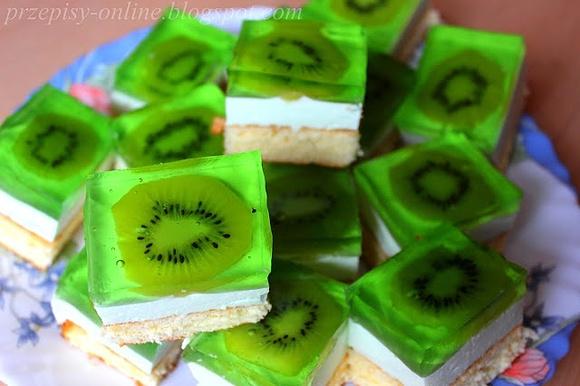Ciasto biszkoptowe z pianką śmietanową i kiwi w galaretce