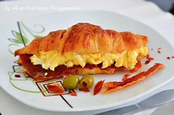 Croissant z jajecznicą i bekonem