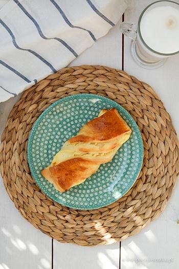Drożdżówki z serem – puszyste i aromatyczne, domowe przepisy
