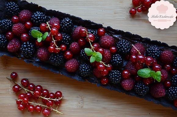 Czekoladowa tarta z owocami leśnymi