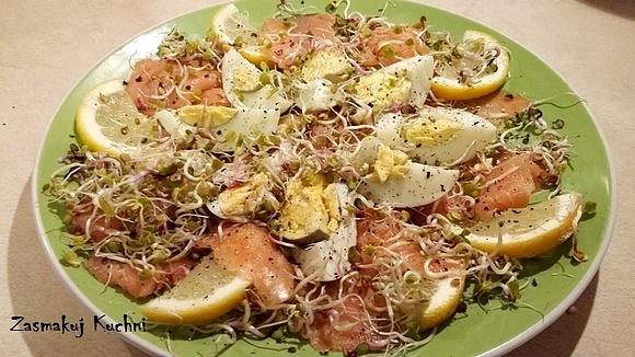 Carpaccio z łososia jajek i kiełków rzodkiewki