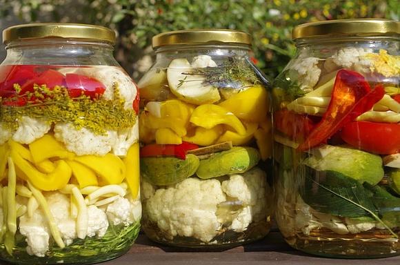 Kiszonka wielowarzywna – zdrowa i kolorowa fermentacja warzyw