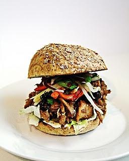Pulled pork z azjatyckimi przyprawami na kanapce
