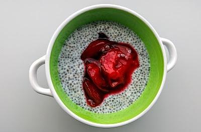 Chia pudding z karmelizowanymi śliwkami