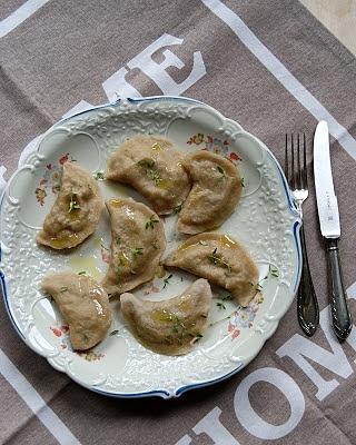 Pierogi z kaszą gryczaną i soczewicą