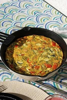 Frittata z łososiem cukinią i papryką