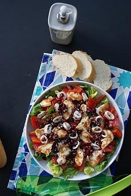 Sałatka z serem halloumi, kalmarami i granatem