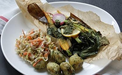 Flądra pieczona z młodymi marchewkami i pesto pietruszkowym
