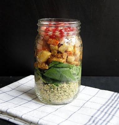 Kuskus z pesto z natki pietruszki i warzywami