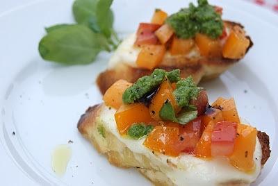 Bruschetta z pomidorami i mozzarellą