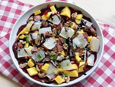 Sałatka z pieczonych buraków mango i chipsów z szynki szwarcwaldzkiej