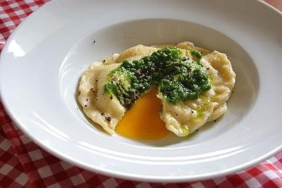 Ravioli z ricottą łososiem truflą i płynnym żółtkiem