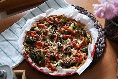 Tarta z polenty z brokułami, szynką i pesto z suszonych pomidorów