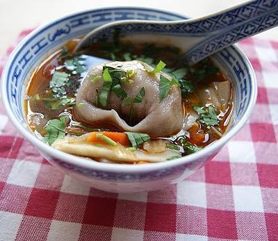 Orientalny bulion z kaczki z pierożkami