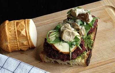 Burgery z kaszy jęczmiennej buraków i oscypka