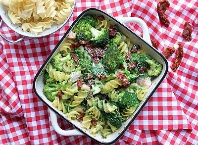 Zapiekany makaron z pesto pietruszkowym łososiem i brokułami