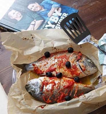 Dorada pieczona z ajwarem i oliwkami