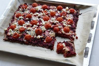 Tarta z buraczkami łososiem i kozim serem