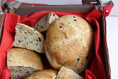 Bułeczki drożdżowe z serem korycińskim i czarnuszką