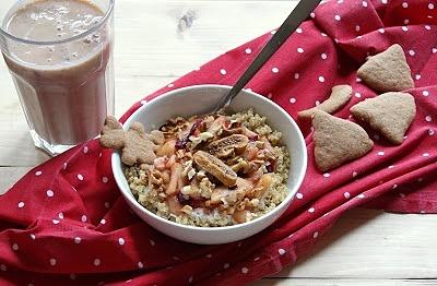 Świąteczna quinoa z jabłkami, śliwkami i miodem