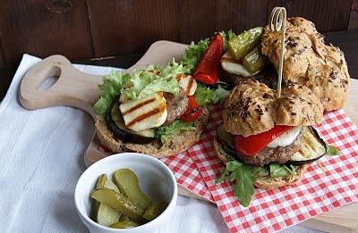 Burgery z serem halloumi i grillowanymi warzywami