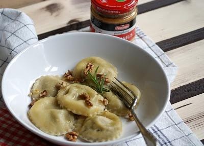 Ravioli z dynią, hummusem i ricottą