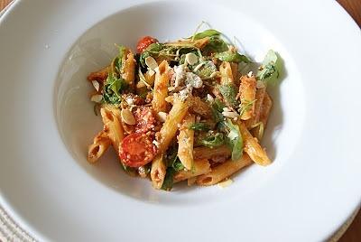 Makaron z pesto rosso rukolą i pomidorkami koktajlowymi