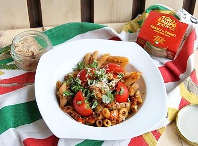 Makaron penne z sosem pomidorowym i tuńczykiem