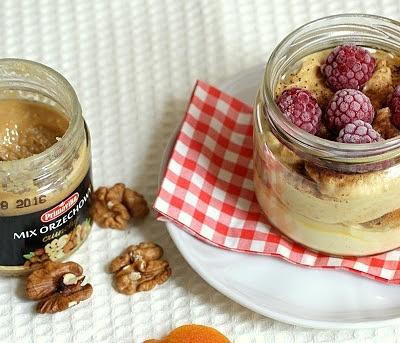 Tiramisu orzechowe z crunchym mixem i malinami