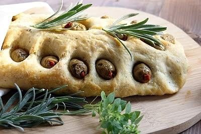 Focaccia z oliwkami i ziołami