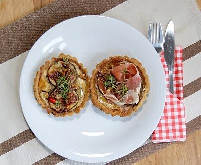 Gryczana tarta z serem, figami i szynką serrano