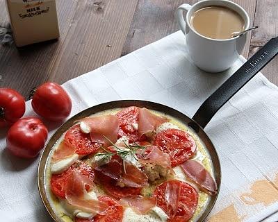 Omlet caprese z mozzarellą, ricottą, pomidorami i szynką prosciutto