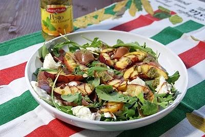 Włoska sałatka z rukoli nektarynki mozarelli i szynki prosciutto