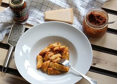Kopytka z batatów z pesto z suszonych pomidorów