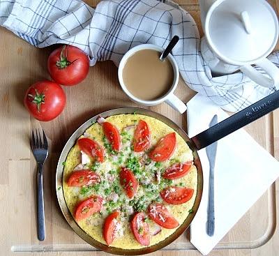 Omlet na śniadanie z szynką serem i pomidorem