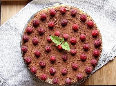 Urodzinowy tort tiramisu z malinami