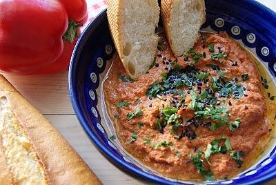 Pasta z pieczonej papryki, tofu i orzechów włoskich