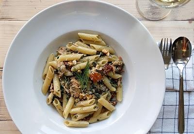 Włoski makaron penne ze szpinakiem i łososiem w sosie śmietanowym z serem gorgonzola