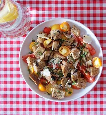 Włoska panzanella z pomidorami i chlebem ciabatta