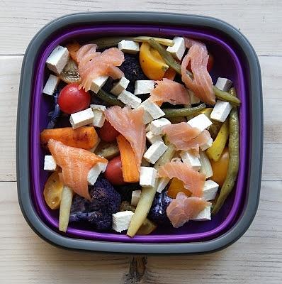 Sałatka z fioletowego kalafiora z łososiem i tofu