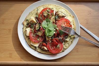 Omlet ziołowy z serem camembert i warzywami