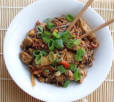 Makaron soba z kurczakiem i warzywami
