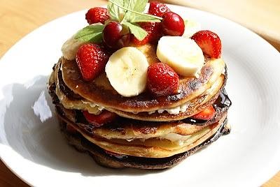 Truskawkowe pancakes z ricottą i wiśniami w czekoladzie