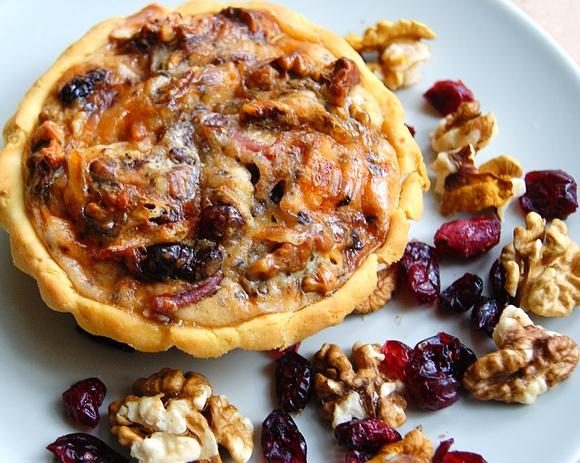 Tarta z czterema serami, żurawiną i orzechami na jesienne wieczory