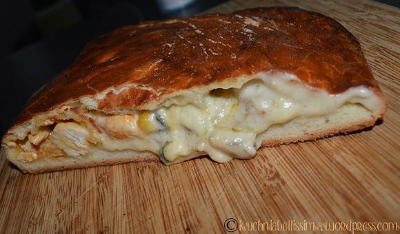 Calzone z kurczakiem i sosem beszamel