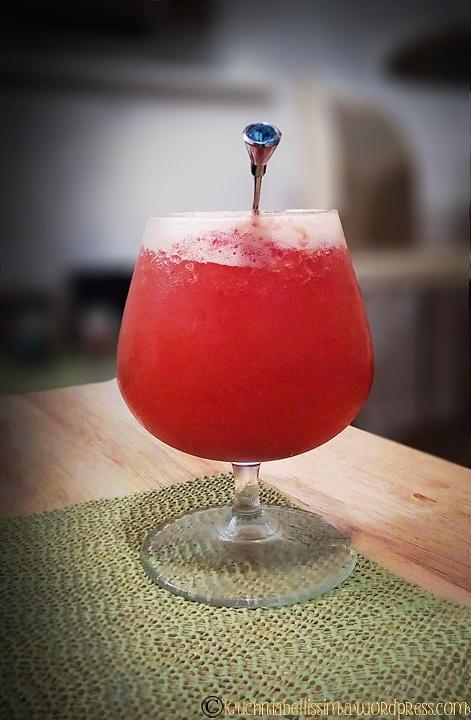 Koktajl pomarańczowo-ananasowo-malinowy z alkoholem