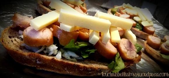 Kanapka ala hot dog z surówką