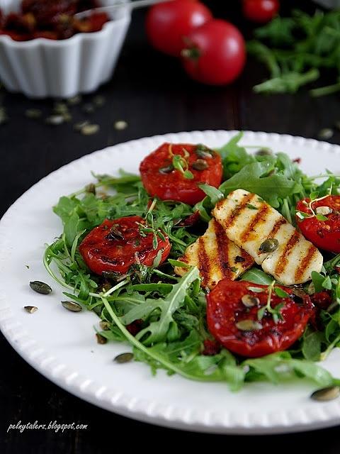 Sałatka z grillowanych pomidorów i rukoli z serem halloumi