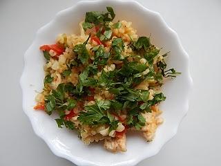 Pierś z kurczaka z kaszą bulgur, papryką i brokułem