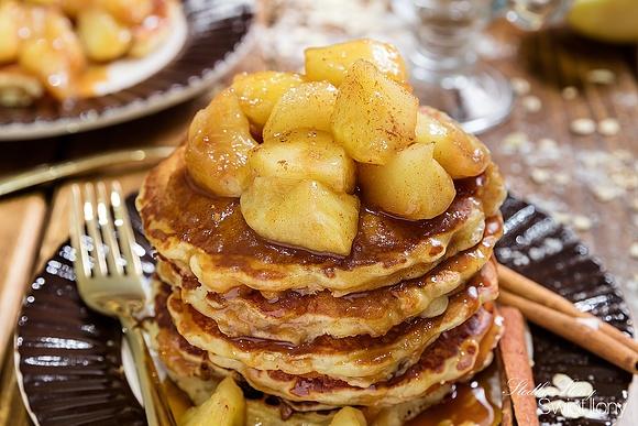 Owsiane pancakes z jabłkami w miodowo-cynamonowym sosie